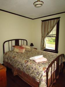 A bed or beds in a room at Whirlpool Cottage