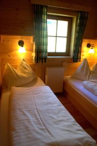 A bed or beds in a room at Lärchenhütte