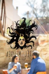 um sinal com uma mulher de cabelo comprido em Hotel Melibea by gaiarooms em Salamanca