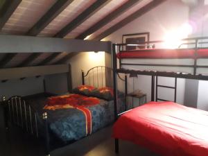 ル・ティヨにあるLe Clos Des Mynesのベッドルーム1室(屋根裏部屋、二段ベッド2組付)