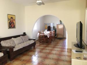 een woonkamer met een bank en een tafel bij Chácara Bom Jesus in Aparecida