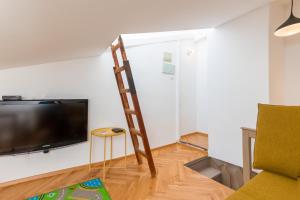 TV a/nebo společenská místnost v ubytování Little Tower With Terrace by Locap Group