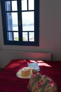 Aquarella · Dreamy view apartment in centre of Poros房間的床