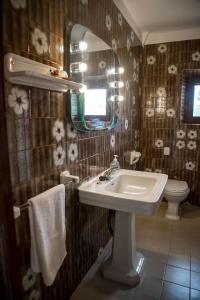 a bathroom with a sink and a mirror and a toilet at Ca l'Anyep-L'Ermita in El Vilosell