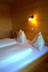 Lärchenhütte tesisinde bir odada yatak veya yataklar