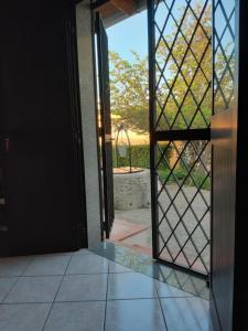 een open deur met uitzicht op een tuin bij VILLETTA ROSA IV strada Fegotto in Floridia