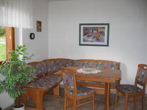 un soggiorno con tavolo e divano di Urseetalblick WG 7 a Lenzkirch