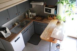 a small kitchen with a sink and a microwave at Maison douillette à 700m des plages in Saint-Brevin-les-Pins