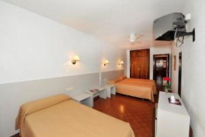 Postel nebo postele na pokoji v ubytování Hostal Velilla