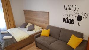 - un salon avec un canapé et un lit dans l'établissement Kmetija Tomažič vinska klet - winery, à Vipava