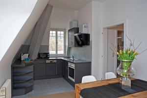 Kuchyňa alebo kuchynka v ubytovaní Moderne Dachgeschosswohnung zentral by Seebnb