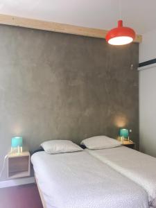 2 nebeneinander sitzende Betten in einem Schlafzimmer in der Unterkunft Your Home in Marseille*** in Marseille