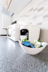 eine Küchentheke mit einer Schüssel voller Geld in der Unterkunft Unique Hotel Apartments Grand Residence in Iaşi + 7 Fotos