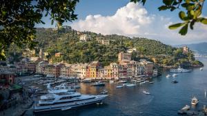 un groupe de bateaux est amarré dans un port dans l'établissement Portofino House, à Camogli