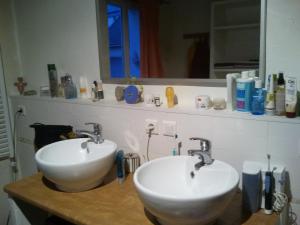 ein Badezimmer mit zwei Waschbecken und einem Spiegel in der Unterkunft Chambre chez l'habitant au centre ville in La Flèche + 17 Fotos