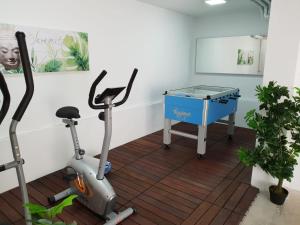 Posilňovňa alebo fitness centrum v ubytovaní LUXURY WHITE VILLA with sea view, heated pool