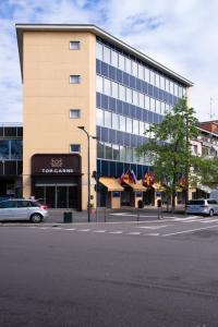 a building on a street with cars parked in front of it at Hotel Oro Blu in Milan