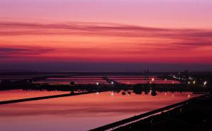 una vista su una cassa d'acqua di notte di Rose Beach Apartment a Margherita di Savoia