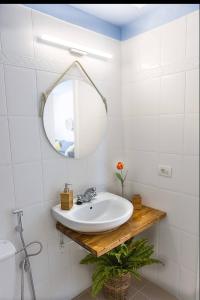 a bathroom with a sink and a mirror at Hola ola Bajamar in Bajamar