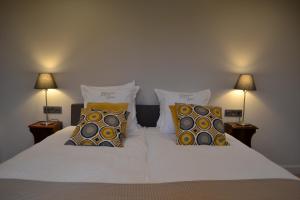 łóżko z dwoma poduszkami z dwoma lampami w obiekcie B&B Allegambe's Goed w mieście Zedelgem