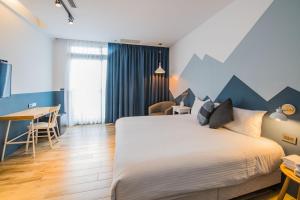 a hotel room with a bed and a desk at 睡得好Sleepillowell in Hualien City +94 photos