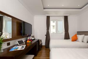 TV a/nebo společenská místnost v ubytování Roliva Hotel & Apartment Danang