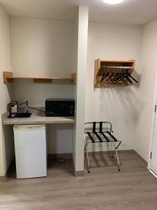 Kuchyň nebo kuchyňský kout v ubytování Westway Inn Motel