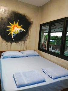 Postel nebo postele na pokoji v ubytování Baan Rabiangdao UthaiThani