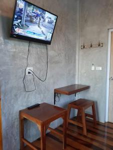 A television and/or entertainment centre at Baan Rabiangdao UthaiThani