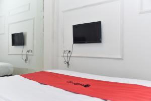 TV a/nebo společenská místnost v ubytování RedDoorz Plus @ Kemayoran + 17 fotografií