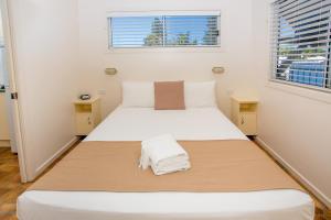 Ένα ή περισσότερα κρεβάτια σε δωμάτιο στο Woolgoolga Lakeside Holiday Park