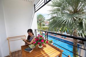 Bazén v ubytování Sungthong Kamala Beach Resort nebo v jeho okolí