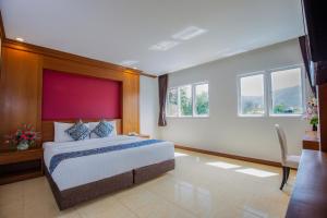 Postel nebo postele na pokoji v ubytování Sungthong Kamala Beach Resort