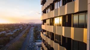 Sunrise o sunset na nakikita mula sa apartment o sa malapit