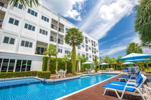 Bazén v ubytování Sungthong Kamala Beach Resort nebo v jeho okolí