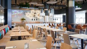 OREA Hotel Pyramida Praha餐厅或其他用餐的地方