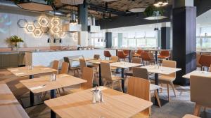OREA Hotel Pyramida Praha餐厅或其他用餐的地方