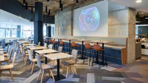 OREA Hotel Pyramida Praha餐厅或其他用餐的地方