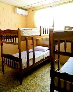 Двухъярусная кровать или двухъярусные кровати в номере Hostal Doña Marta