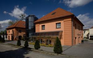 un bâtiment avec un silo à côté d'une maison dans l'établissement Zámecký Hotel Zlatý Orel, à Hranice