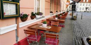 eine Reihe von Tischen und Stühlen außerhalb eines Restaurants in der Unterkunft Hotel Kutzbach in Reuterstadt Stavenhagen