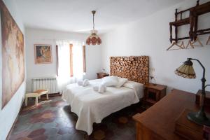 A bed or beds in a room at Dulcis in Borgo