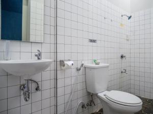 Ένα μπάνιο στο Jeng Tini Guest House