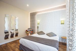 Letto o letti in una camera di Hotel Belle Vue Royan
