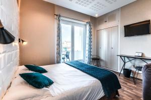 Кровать или кровати в номере Hotel Belle Vue Royan