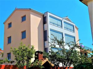 un edificio alto con ventanas laterales en Apartments Linda, en Trogir