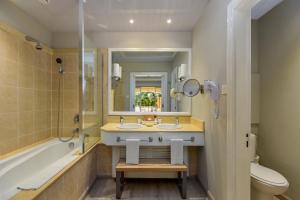 Ванная комната в Mauricia Beachcomber Resort & Spa