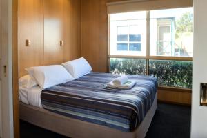A bed or beds in a room at Discovery Parks - Mornington Hobart