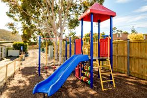 un parque infantil con un tobogán y una escalera en Discovery Parks - Mornington Hobart, en Warrane