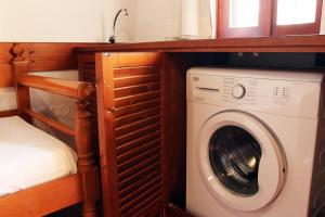 - Lavadora y secadora en una habitación pequeña en Villa Palma, en Máleme